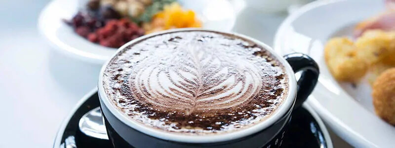 Coffee decorated with a leaf in latte art