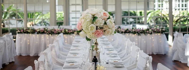 Table with white and pink flowers