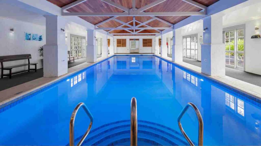 Indoor swimming pool at Crowne Plaza Hawkesbury